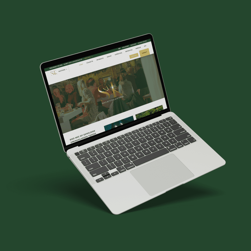 De website van Suus Kuyten op een laptop. Met een groene achtergrond