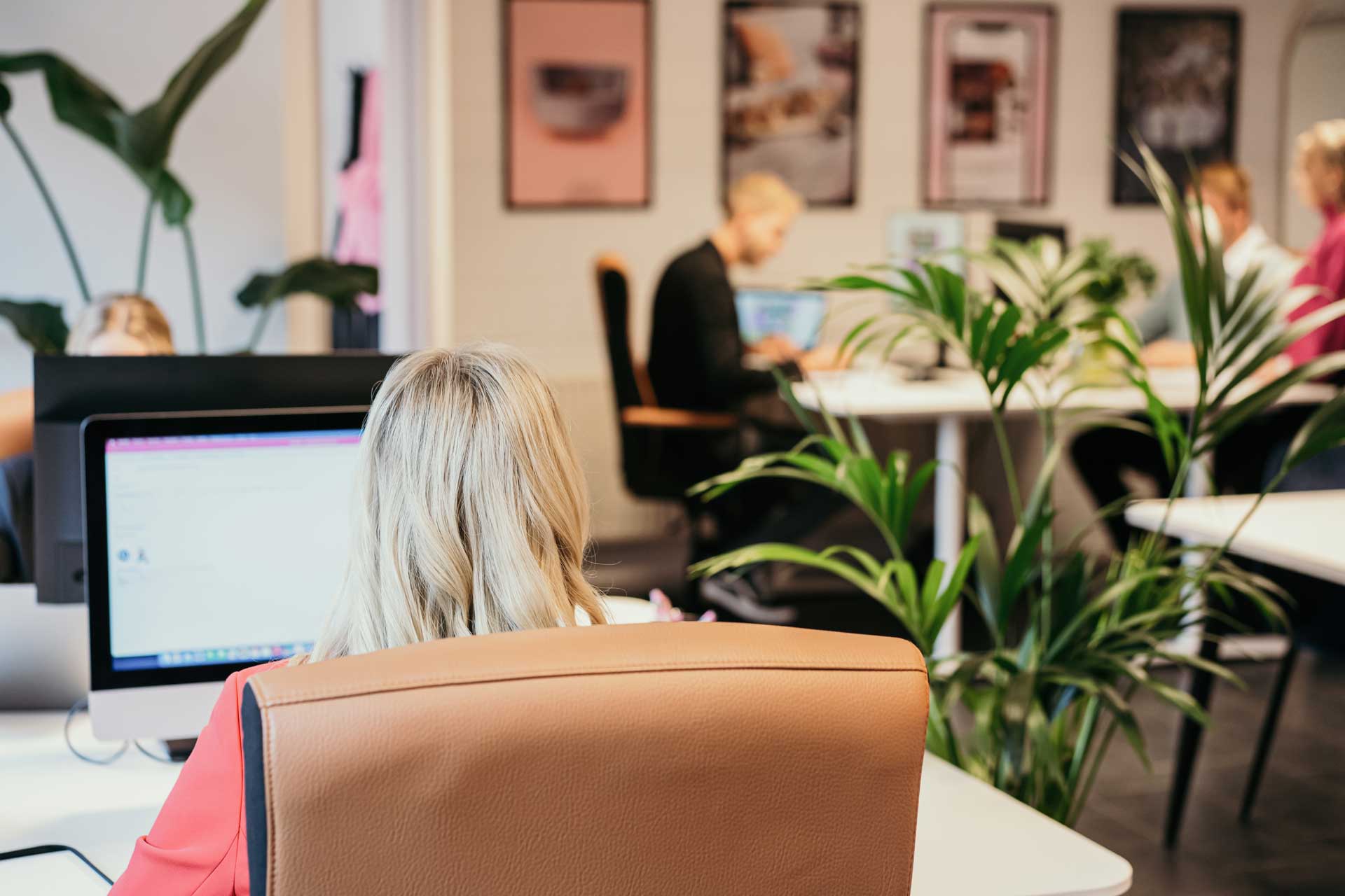 modern-visuals-teams Amber Kamphuis aan haar bureau van de achterkant