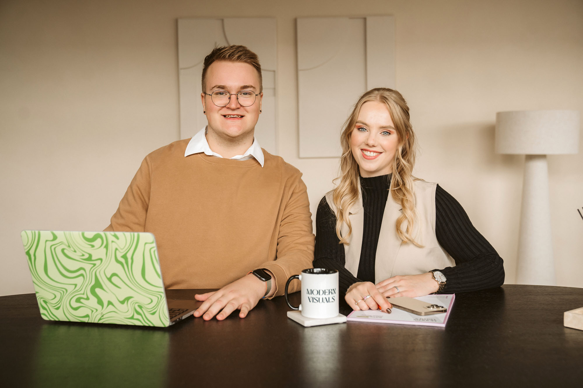 Mieke Leemans en Jordy Blanken hebben samen een overleg om resultaten door te nemen.